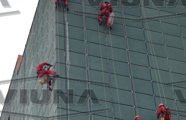 خدمات تخصصی کار در ارتفاع ویونا,شستشوی نما,پیچ و رولپلاک