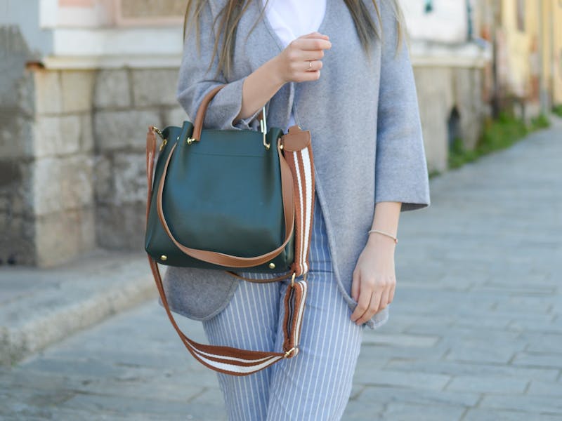 https://images.prismic.io/sparwelt-content/a860304d-e3b0-47dd-9f1e-0bb6d42bf1fa_Atelier+Goldner_Frau+mit+der+Tasche.jpg?auto=compress,format&rect=0,1062,1920,1440&w=800&h=600