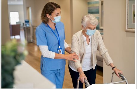 پرستار سالمند در منزل چیست؟ هزینه، وظایف و مزایا (راهنمای کامل) ❤️