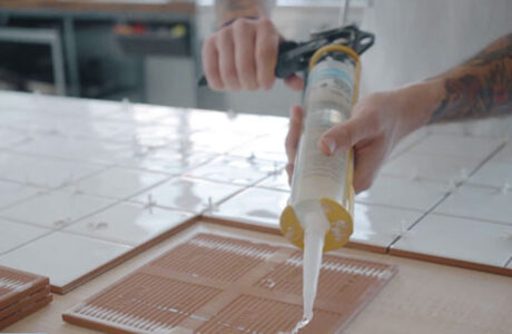 معرفی انواع، کاربردها و راهنمای انتخاب و نصب تخصصی چسب کاشی و سرامیک